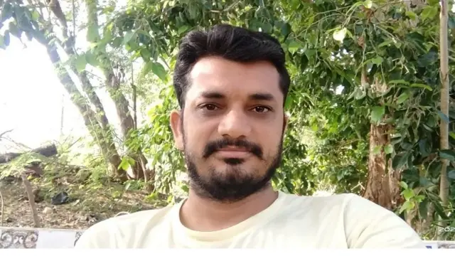 ભાવનગરના તળાજા તાલુકાના હરદેવ વાળાએ બી.એડ. અને ટેટ પરીક્ષાઓના ખર્ચને પહોંચી વળવા માટે લગ્નોમાં અને લોકડાયરાઓમાં ગીતો ગાયાં હતાં. તેઓ કહે છે, "હું 2018થી રહી ગયો છું તે આજ (2021) સુધી રહી જ ગયો છું, કારણ કે સરકારે 2018 પછી ભરતી જ બહાર પાડી નથી."