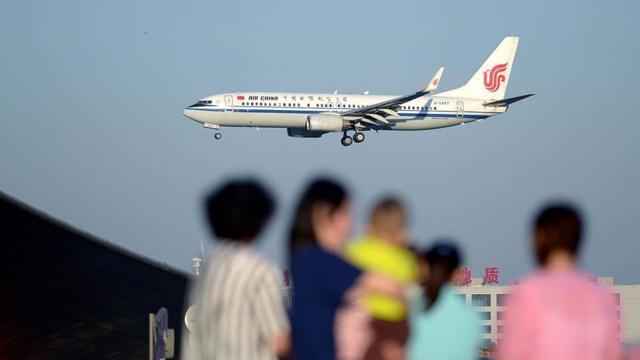 Un Boeing 737 de Air China se prepara para aterrizar en un aeropuerto de Pekín