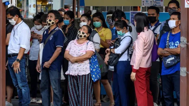 ผู้คนรอขึ้นเรือ