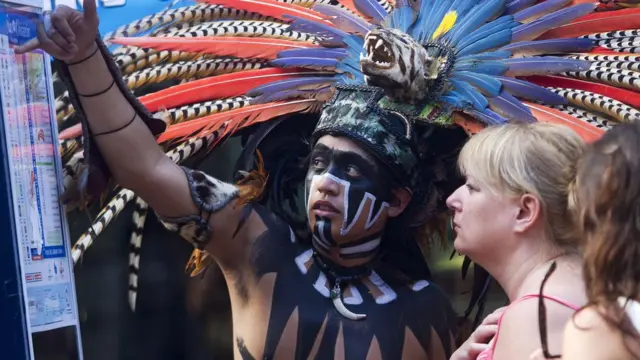 Indígena con turista