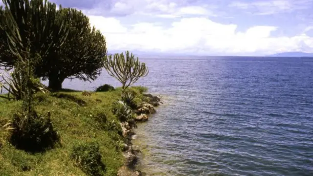 Киву көлү мелтиреп турганы менен көзгө көрүнбөгөн коркунучка ээ.