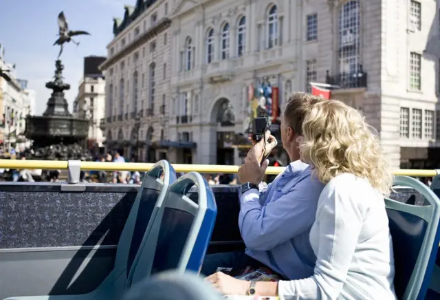 Pareja en un bus turístico en Londres