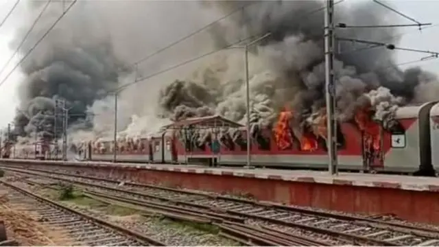 उत्तर प्रदेशमा रेलमा आगजनी