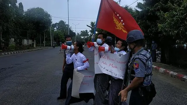 အစိုးရရုံးရှေ့ ဆန္ဒထုတ်ဖော်နေစဉ်မှာ ပဲ ဖမ်းဆီးခံရ
