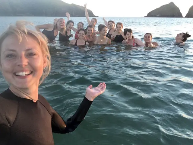 Kris Hallenga y amigos.