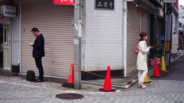 двоје странаца на улици