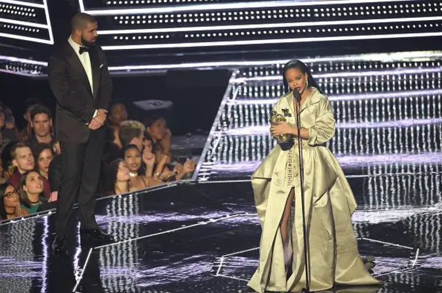 Drake present Rihanna award for MTV Video Music Award in 2016
