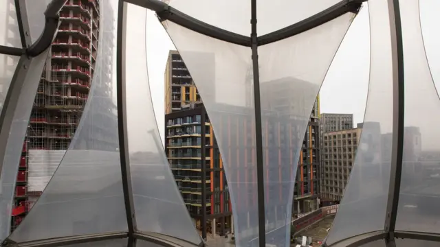 Una vista desde el interior de la nueva embajada de EE.UU. en Londres
