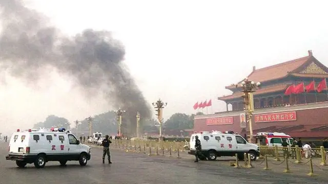 তিয়ানআনমেন স্কোয়ারে গাড়ি নিয়ে চালানো এই আক্রমণে দু'জন নিহত হয়