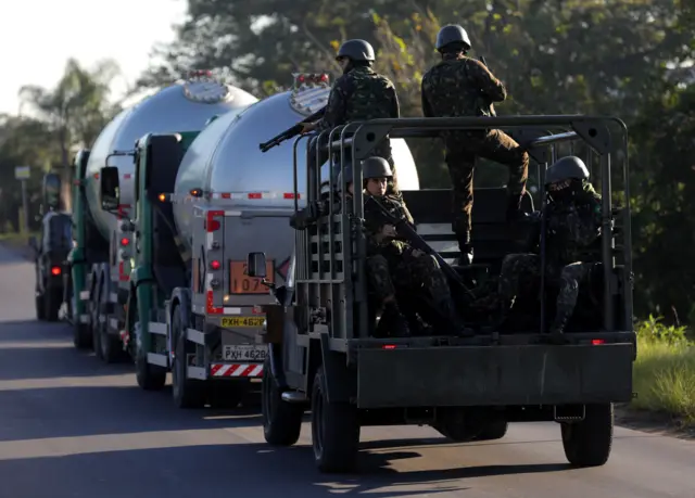 Imagem mostra Exército escoltando caminhão de combustíveis