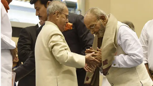 2017లో అప్పటి రాష్ట్రపతి ప్రణబ్ ముఖర్జీ నుంచి దాదాసాహెబ్ ఫాల్కే అవార్డును అందుకుంటున్న కె.విశ్వనాథ్