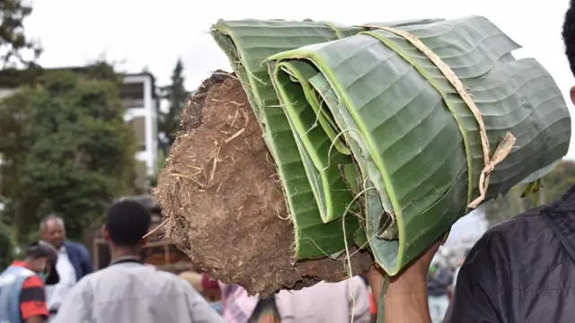ለበዓሉ ድፎ ለመድፋት የሚያገለግል ኩበትና ኮባ