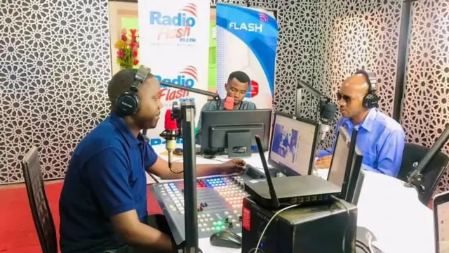 Léonidas Ndayisaba (iburyo) mu kiganiro cy'imikino hamwe na bagenzi be kuri Radio Flash FM