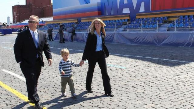 Hurley, Jack, Nyberg caminhamcomo declarar dinheiro de apostas esportivasmãos dadas sorrindocomo declarar dinheiro de apostas esportivaspátio aberto