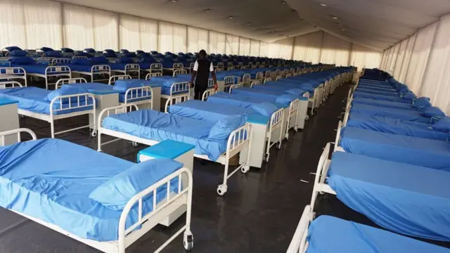 Wahudumu wa afya wakiandaa vitanda kwa ajili ya kituo cha kujitenga cha wagonjwa wa corona mjini Abuja mwezi Aprili
