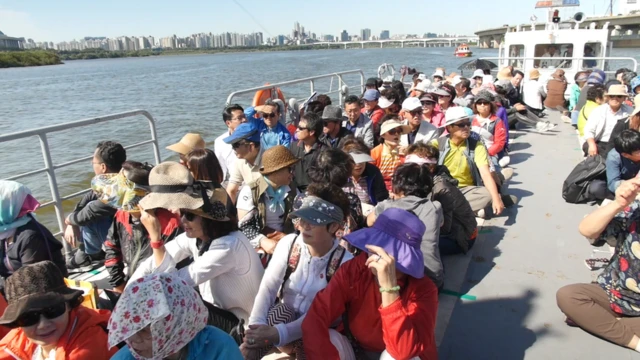 밤섬 방문 바지선이 밤섬을 향해 가고있다.