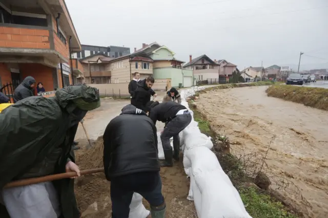 Према подацима МУП-а Србије, припадници Сектора за ванредне до сада су евакуисали 57 људи из поплављених подручја у Новом Пазару, Сјеници, Пријепољу, Прибоју и Брусу