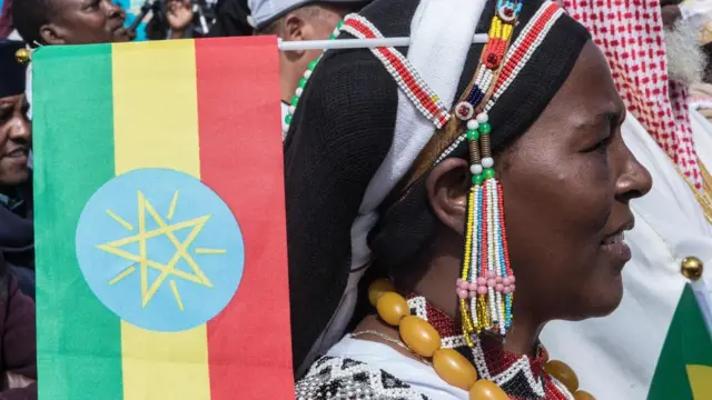 በሰንደቅ አላማ ያጌጠች ደጋፊ