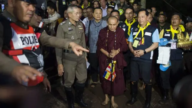 พระครูบาบุญชุ่มประกอบพิธีแผ่เมตตาเปิดทางถ้ำ เมื่อ 4 ก.ค.