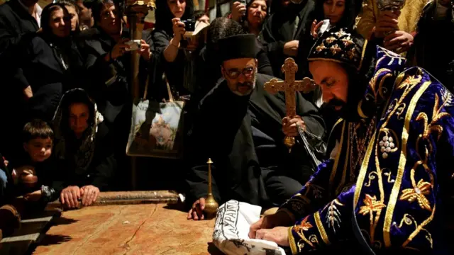 Архиепископ Сирийской православной церкви совершает молитву над Камнем помазания