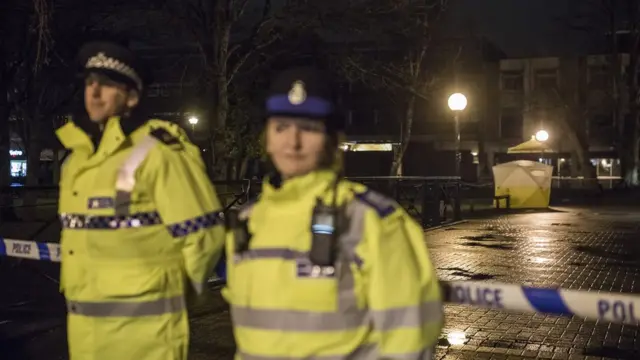 La policía acordonó las inmediaciones del banco donde encontraron inconsciente a Skripal y a una mujer de 33 años.