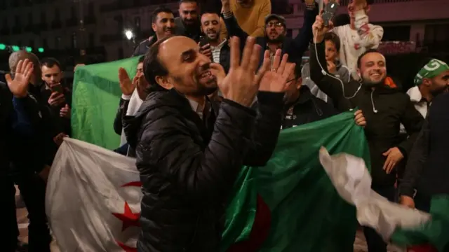 Les algérois chantent et dansent de joie.