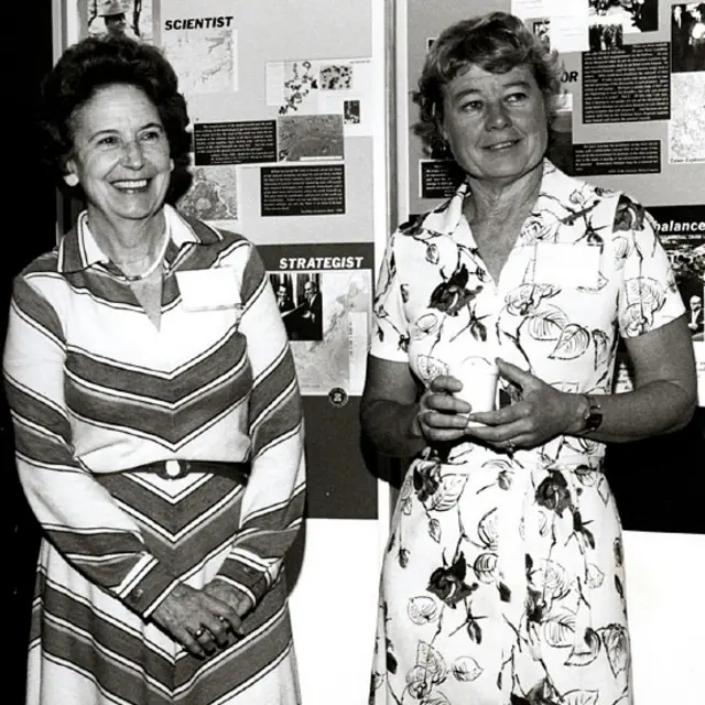 Virginia Norwood (dir.) com a esposa do cientista William Pecora, Ethelwyn,caça níquel slot grátis1979, quando recebeu o prêmio Pecora pelacaça níquel slot grátisnotável contribuição para a compreensão da Terra por teledetecção