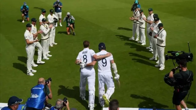 निवृत्तीच्या घोषणेनंतर ब्रॉडला 'गार्ड ऑफ ऑनर' देताना ऑस्ट्रेलियाची टीम