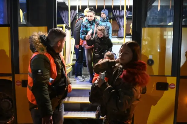 ये लोग बस से हंगरी पहुंचे हैं जहां वो एक अस्थायी शरणार्थी केंद्र में रहेंगे