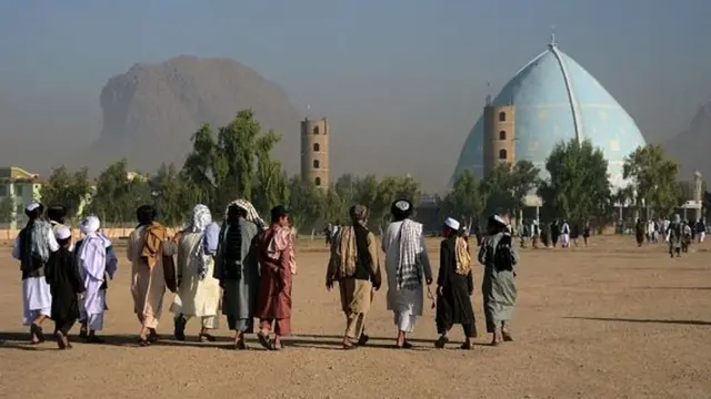 د افغانستان کندهار ولایت کې د اختر د لمانځه لپاره خلک جومات ته روان دي.
