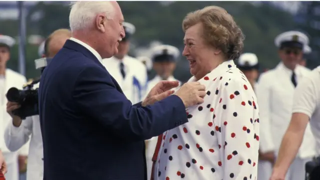 Министр обороны Франции Морис Жиро награждает Нэнси Уэйк за ее службу