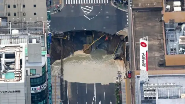 کسی در این حادثه آسیب ندید، اما مقامات ژاپنی از قطع آب و برق منطقه خبر دادند