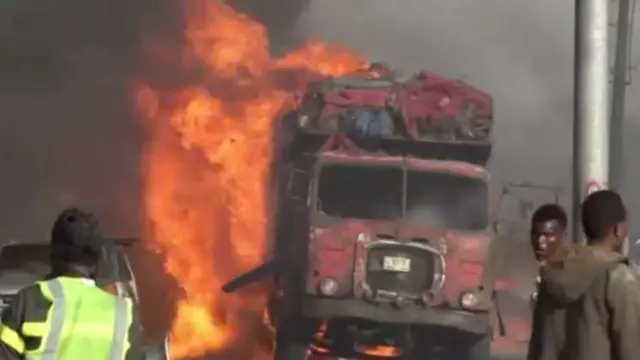 మంటల్లో తగలబడుతున్న ట్రక్
