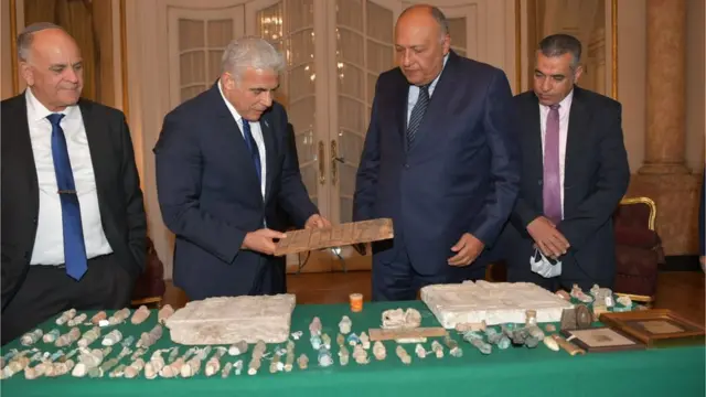Agabkaa waxa si rasmi ah u wareejiyey wasiirka arimaha dibadda Israel Yair Lapid (qofka labaad dhanka bidix) oo gudoonsiiyey dhigiisa Masar Sameh Shoukry (qofka labaad dhanka midig)