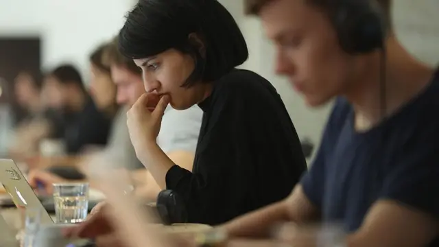 Una mujer trabaja frente a su laptop