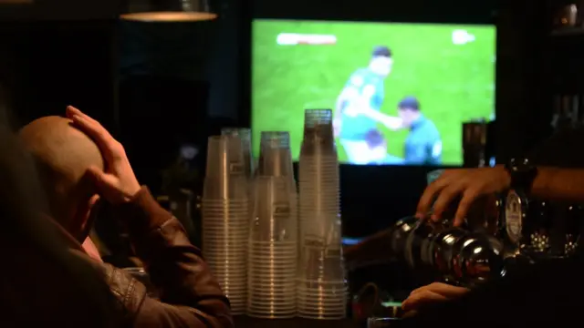 Aficionado mirando el partido entre Italia y Suecia