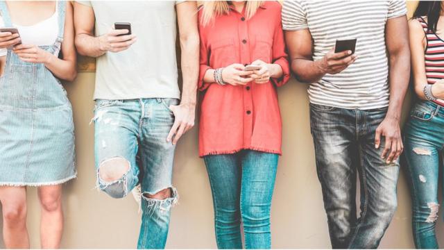 Jovens segurando smartphones