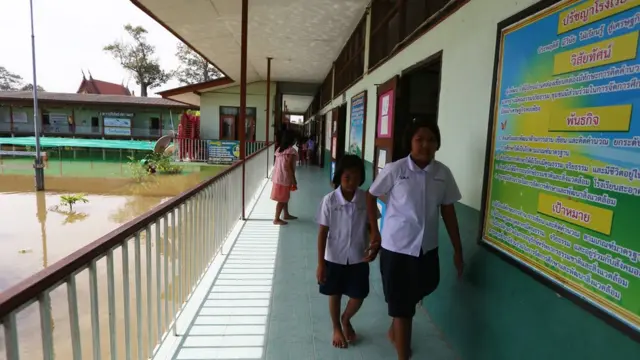 นักเรียนต้องเรียนท่ามกลางน้ำท่วม