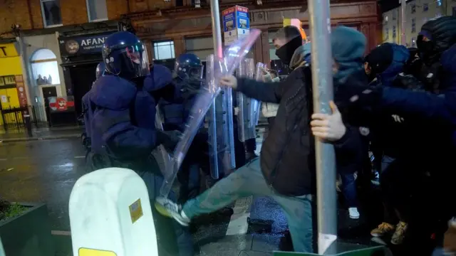 刃物襲撃事件の現場近くでは、群衆が警察官を攻撃する様子も見られた(23日、ダブリン)