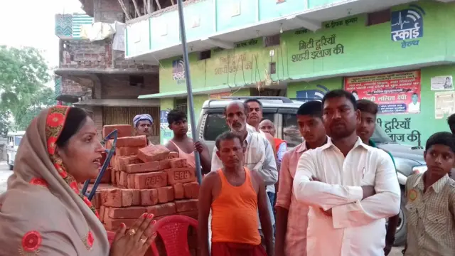 चुनाव प्रचार के दौरान कविता सिंह