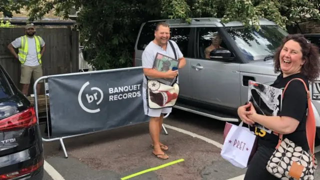 Banquet Records在停車場運營一種點擊自取式的銷售模式。
