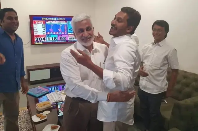 ఏపీ ముఖ్యమంత్రి వైఎస్ జగన్ మోహన్ రెడ్డితో విజయసాయిరెడ్డి