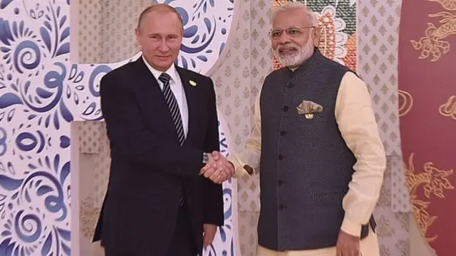 नरेंद्र मोदी व्लादिमीर पुतिन के साथ