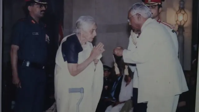 राष्ट्रपति के.आर. नारायणन से वीर चक्र लेतीं लेफ़्टिनेंट थापर की दादी