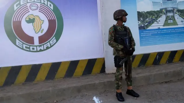 Un soldat nigérian devant le siège de la Communauté économique des États de l'Afrique de l'Ouest