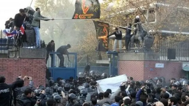 سفارت بریتانیا در خیابان فردوسی و اقامتگاه دیپلماتیک و مرکز فرهنگی بریتانیا در باغ قلهک تهران روز ۸ آذر سال ۱۳۹۰ هدف حمله گروهی از معترضان به سیاست‌های بریتانیا قرار گرفت