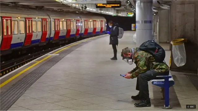 口罩可能不會引起陌生人之間的互動，但與領域外的人交談可以帶來意想不到的好處。