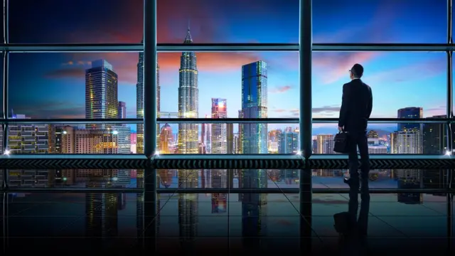 Hombre mirando por una ventana