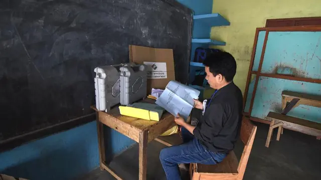 મતદાન કુટિર માટે પ્રથમ વખત પૂઠાંના બદલે ફાઇબર શીટની તસવીર