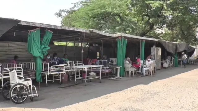 એક ઝાડ નીચે પંડાલ બનાવીને લોકોને આશરો આપવામાં આવે છે